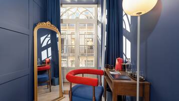 Hästens Suite | Área de sala de estar | Televisión LED de 32 cm con canales por cable