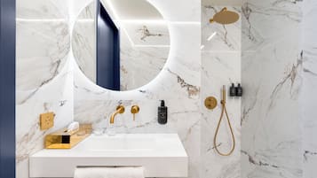Hästens Signature | Badezimmer | Dusche, Regendusche, Designer-Toilettenartikel, Haartrockner