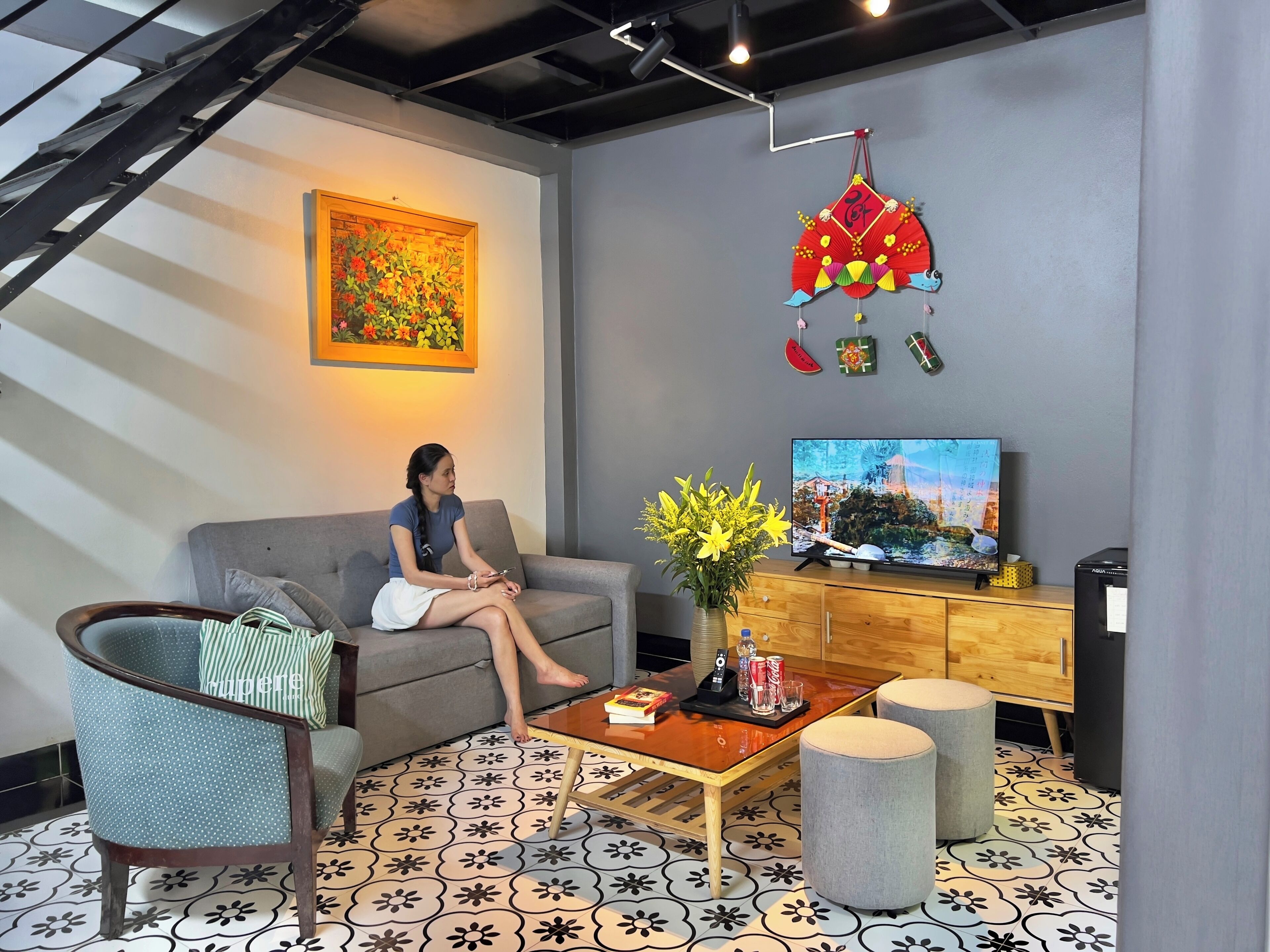 Apartamento família, vista para a colina | Área de estar | TV de tela plana