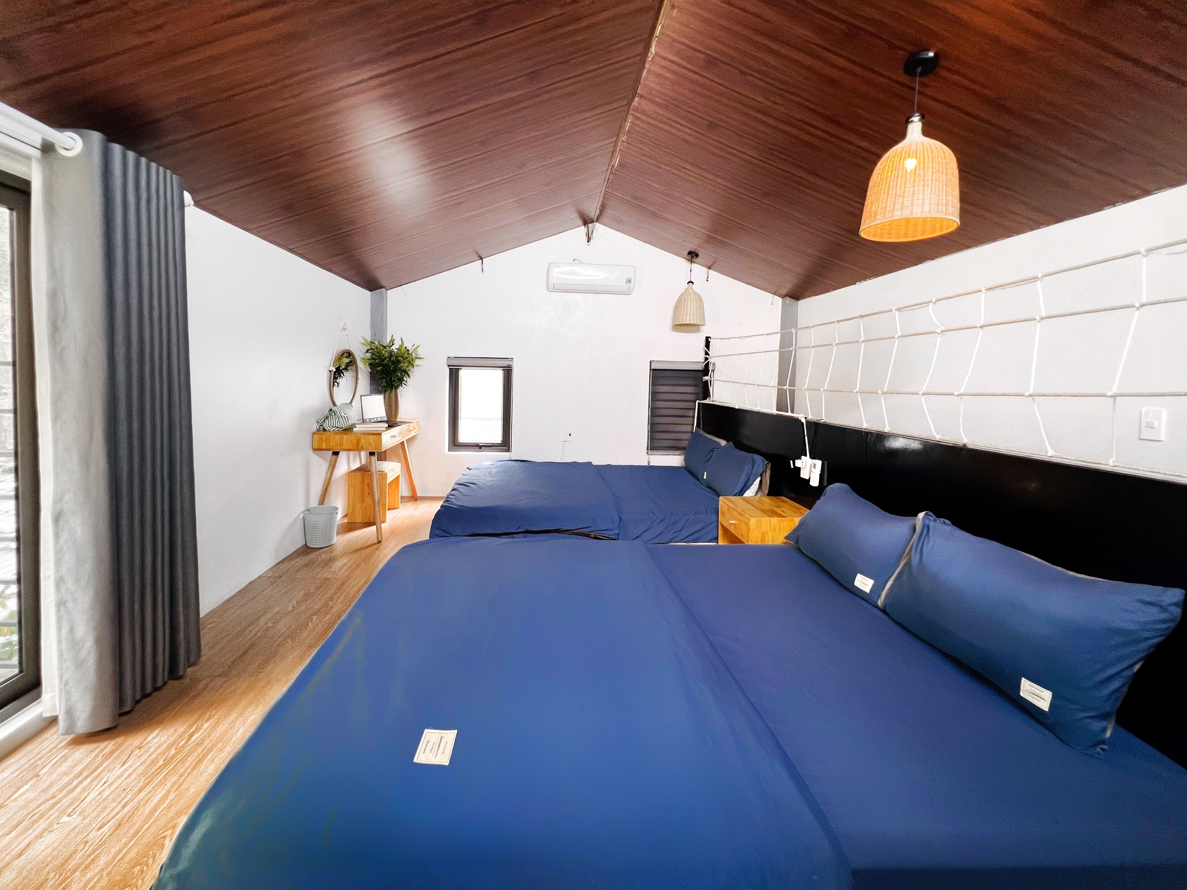 Muebles diferentes, wifi gratis y ropa de cama 