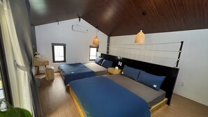 Una camera da letto moderna con due letti, un soffitto in legno e un'ampia finestra.