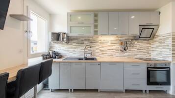 Réfrigérateur, micro-ondes, four, plaque de cuisson