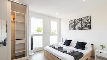 4 bedrooms, desk, iron/ironing board, travel crib