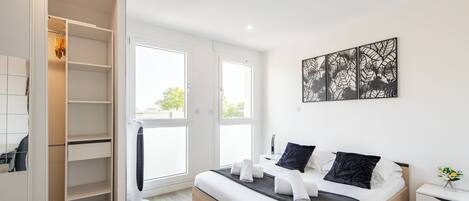 4 slaapkamers, een bureau, een strijkplank/strijkijzer, reisbedje