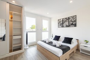 4 Schlafzimmer, Schreibtisch, Bügeleisen/Bügelbrett, Reisekinderbett