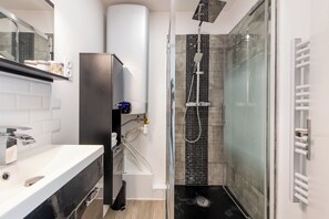 Dusche, Haartrockner, Handtücher, Seife