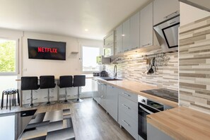 Een koelkast, een magnetron, een oven, een kookplaat