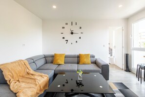 Een televisie en boeken