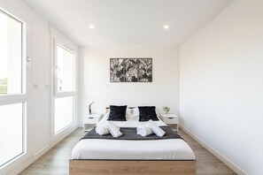 4 bedrooms, desk, iron/ironing board, travel crib