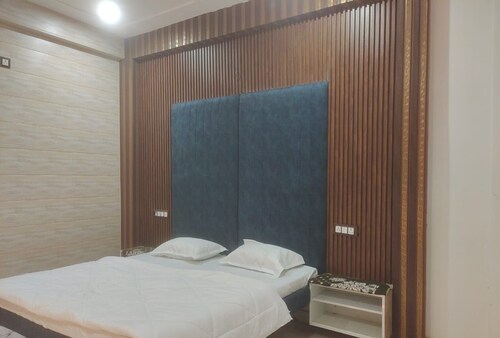 Spacious 8-bedroom house in brilliant Prayagraj with WiFi