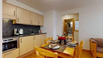 KĂŒhlschrank, Mikrowelle, Ofen, Herdplatte