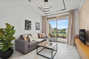 Smart TV - Aurum Residence by Nomads (Paphos)