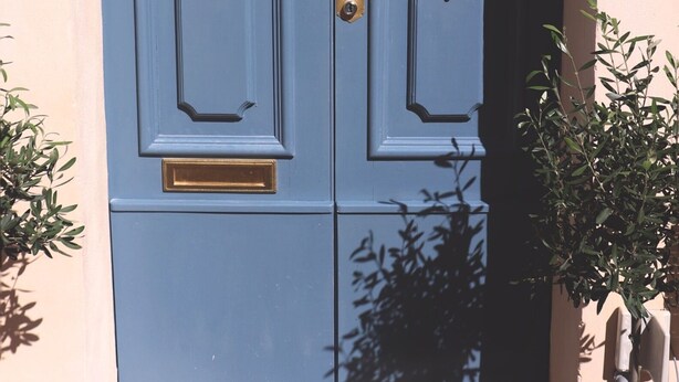 A blue double door with brass knockers and a mail slot, set in a beige wall. - Charming studio with AC and WiFi in enchanting Rabat - Studio No. 3  (Rabat)