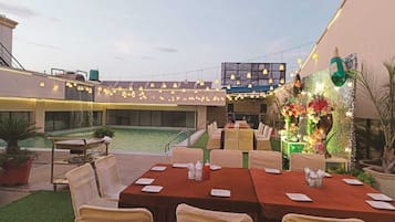 2 outdoor pools