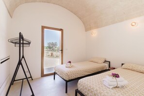 Travel crib, free WiFi, bed sheets