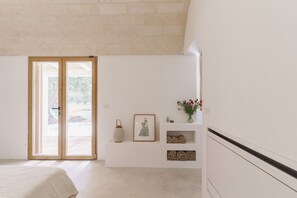 Travel cot, free WiFi, bed sheets