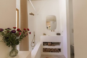 Een douche, een haardroger, handdoeken