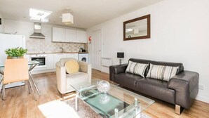A modern apartment with a kitchen, dining area, and living room. - Stunning 1 bedroom short term let in Aberdeen city center close to all amenities (Aberdeen)