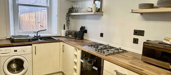 Ness Heights• Central Spacious Townhouse • Parking