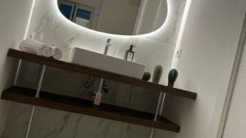 Dusche, Haartrockner, Bidet, Handtücher