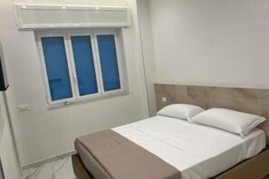 1 dormitorio, tabla de planchar con plancha, wifi y ropa de cama