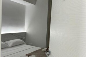 1 bedroom, iron/ironing board, WiFi, bed sheets - Emerald Rooms: amber standard double room (Napoli)