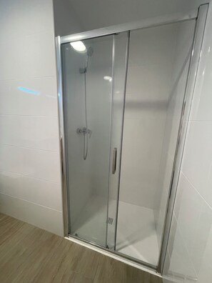 Apartment | Bathroom | Shower, hair dryer, towels, soap