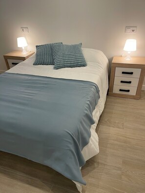 1 غرفة نوم ومكتب ومساحة عمل للكمبيوتر المحمول وتجهيزات عازلة للصوت