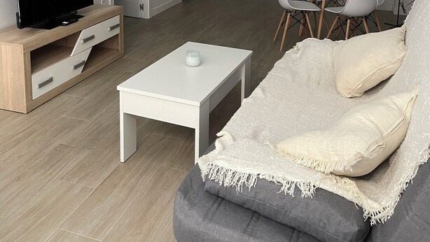 Un apartamento moderno con sala de estar, comedor y cocina.