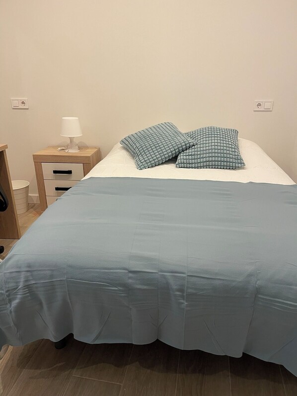 1 غرفة نوم ومكتب ومساحة عمل للكمبيوتر المحمول وتجهيزات عازلة للصوت