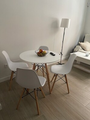 Studio | Living area | TV - Paraíso Suites by gaiarooms (Valladolid)