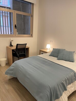 Escritorio y espacio para trabajar con laptop 