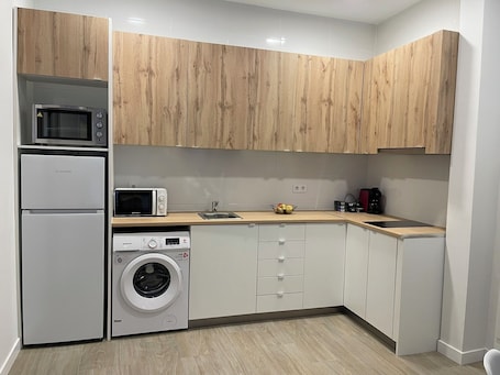 Refrigerador, microondas, placa de cocina, utensilios de cocina
