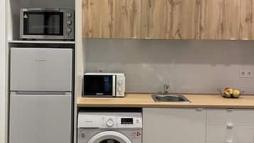 Departamento | Cocina privada | Refrigerador, microondas, parrilla de estufa y utensilios de cocina