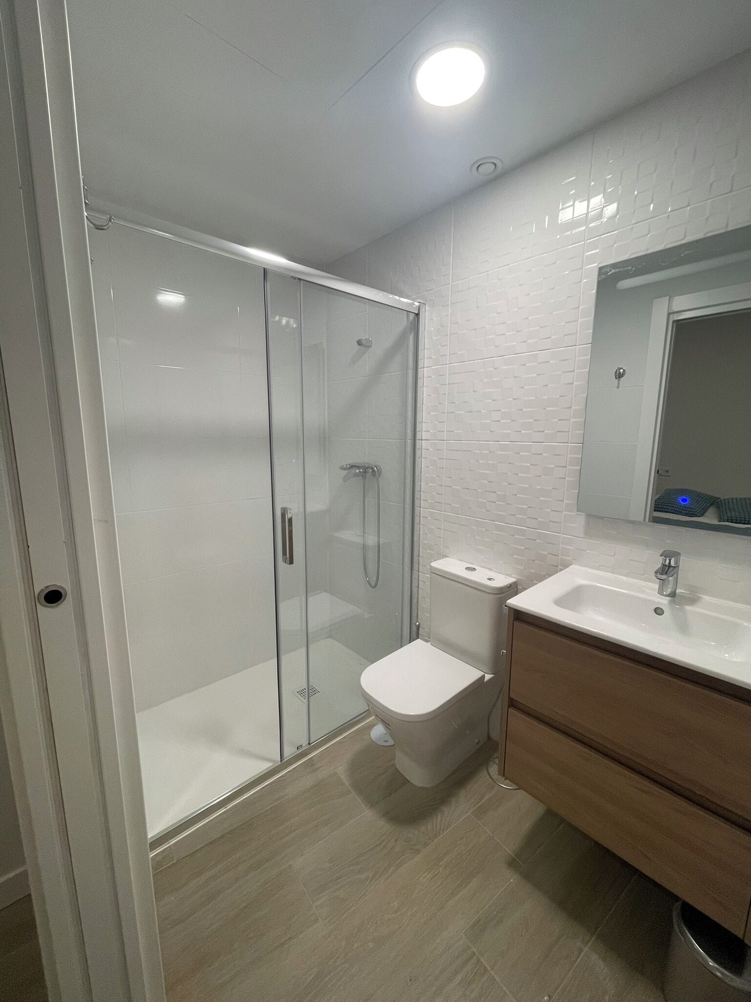 Estudio | Baño | Ducha, secador de pelo, toallas y jabón