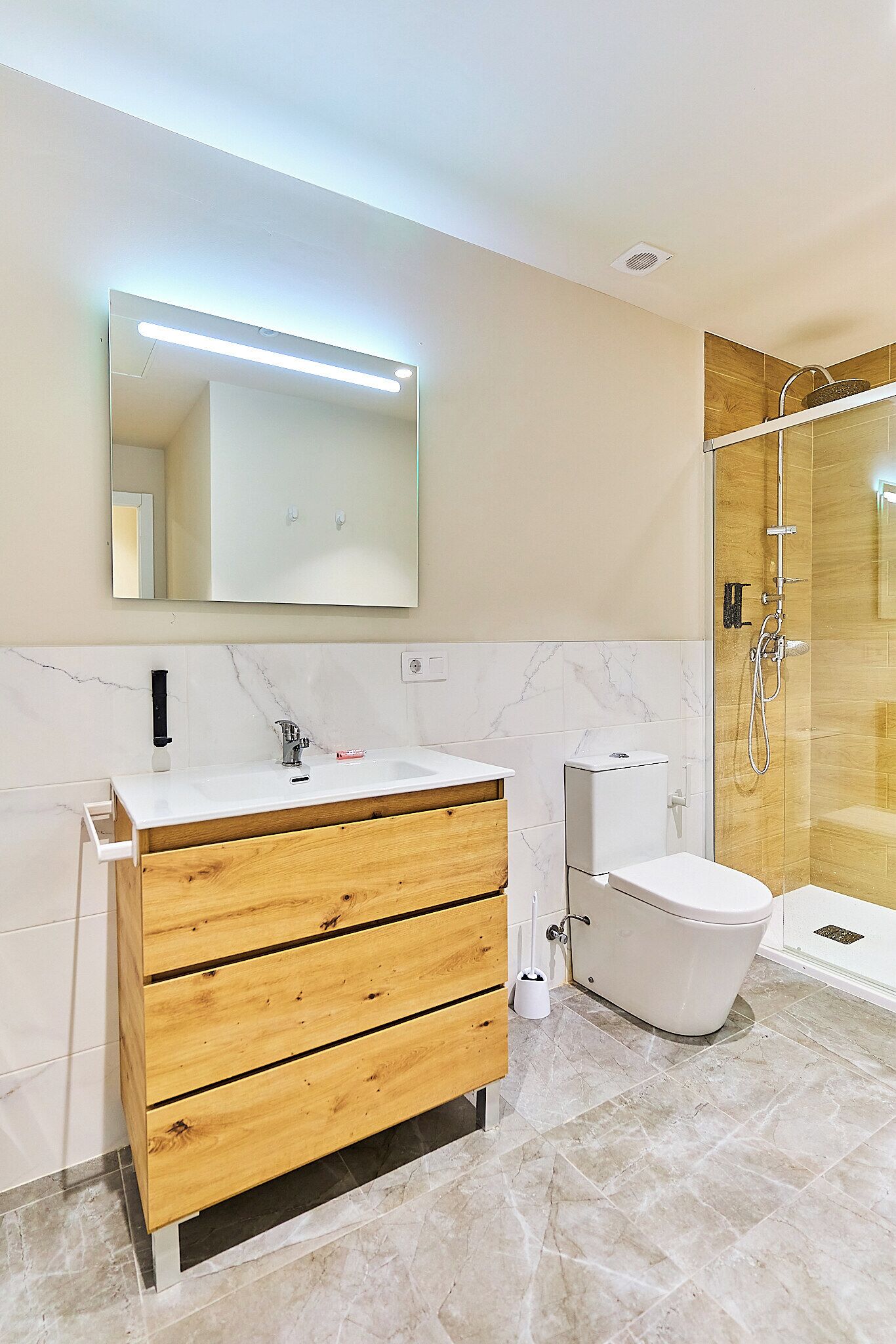 Superior studio | Badkamer | Een douche, een haardroger, handdoeken, zeep