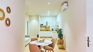 Una cocina moderna con gabinetes blancos y un microondas.