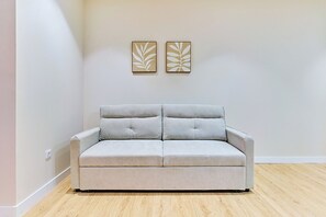 슈피리어 스튜디오 | 거실 공간 | 디지털 채널 시청이 가능한 32인치 TV