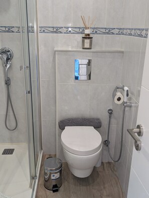 Shower, hair dryer, towels, soap - Waterfront in the heart of Paseo Maritimo - Marbella! (Marbella)
