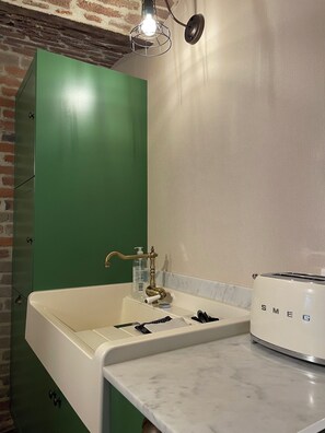 Haartrockner, Handtücher, Seife, Toilettenpapier