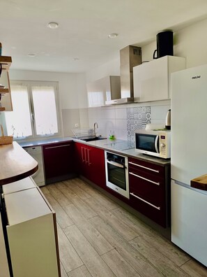 Fridge, microwave, oven, stovetop - Apartment 30m from the beach in Palavas les Flots (Palavas-les-Flots)