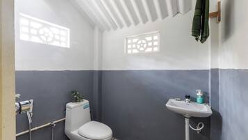 Shower, free toiletries, towels, soap