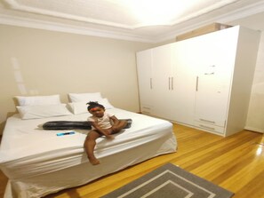 House, 3 Bedrooms, Accessible, Smoking - A Mother a Sons and Daughter Approach Towards Modern Living (Johannesburg)