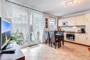 Fridge, microwave, oven, stovetop - Cozy vacation apartment with balcony near the beach and center (Ückeritz)