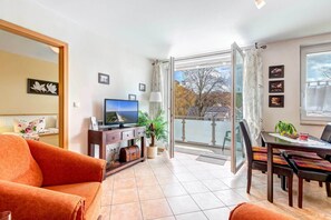 TV, books - Cozy vacation apartment with balcony near the beach and center (Ückeritz)