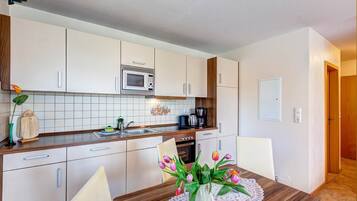 Frigorífico, microondas, horno y placa de cocina