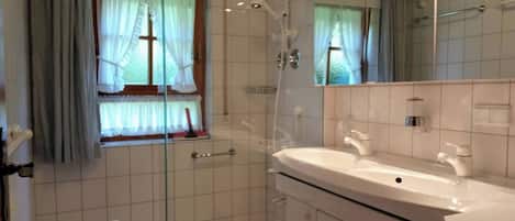 Appartement, 2 chambres, balcon | Salle de bain | Papier de toilette