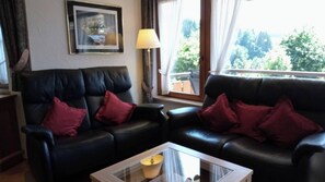 Apartment, 2 Schlafzimmer, Balkon | Wohnzimmer | Flachbildfernseher