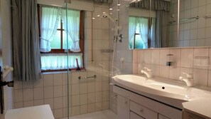Appartement, 2 chambres, balcon | Salle de bain | Papier de toilette