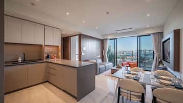 Apartamento design | Cozinha privada | Geladeira, micro-ondas, cooktop, talheres/pratos/utensílios de cozinha